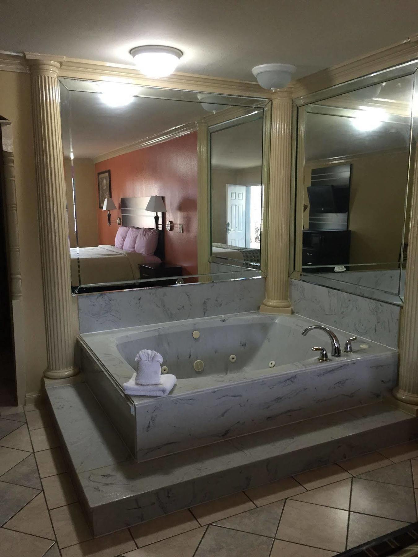 Lotus Motel 2*